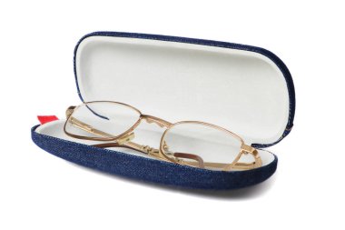 Gözlük üzerine beyaz izole mavi açılan kumaş durumda