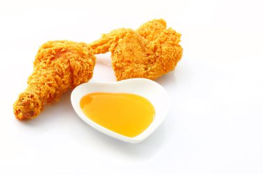 Beyaz bitti izole soslu kızarmış tavuk 