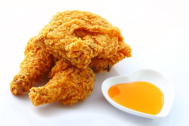 Beyaz bitti izole soslu kızarmış tavuk 