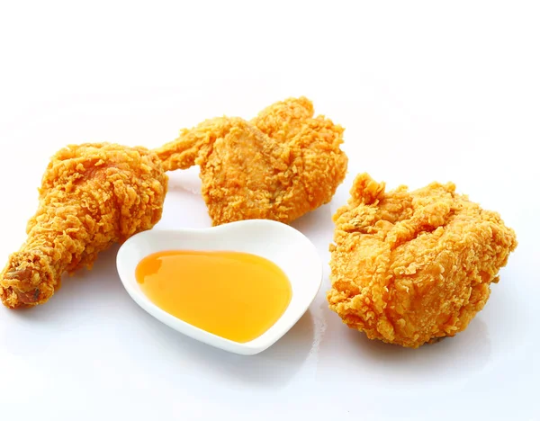 Pollo frito con salsa aislada sobre blanco —  Fotos de Stock
