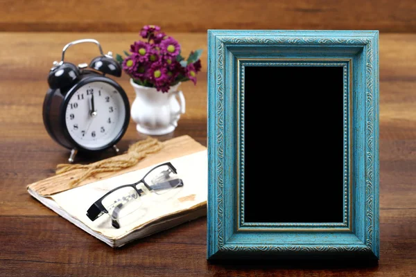 Синяя деревянная фоторамка с деревянным элементом — стоковое фото