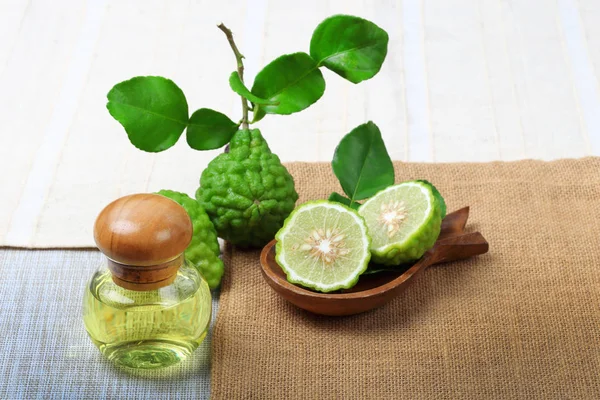 Bergamotto con spa aromatica di bottiglie olio essenziale — Foto Stock