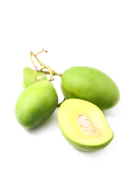 Grüne Mango isoliert auf einer weißen — Stockfoto