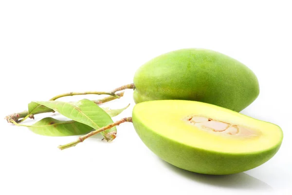 Grön mango isolerad på en vit Royaltyfria Stockfoton