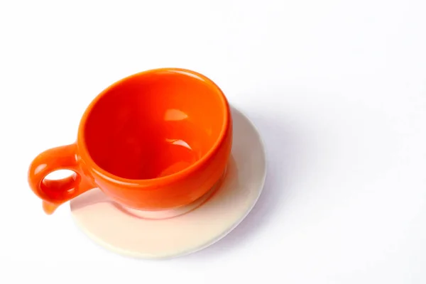 Copo laranja com placa branca isolada em branco — Fotografia de Stock