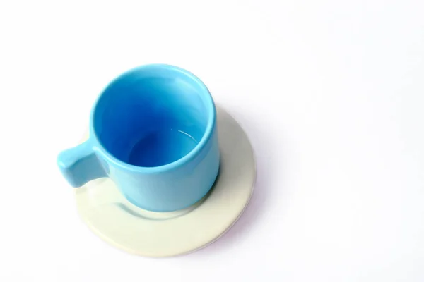 Tasse bleue avec plaque blanche isolée sur blanc — Photo