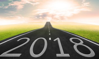 Asfalt yol ve gökyüzü iş kavramı 2018.