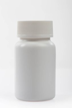 Beyaz hap plastik şişe izole kırpma yoluyla.