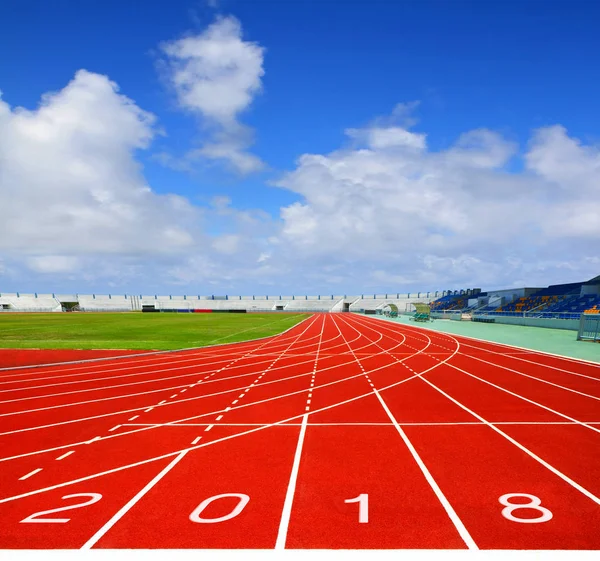 Pista de atletismo deportiva con concepto de negocio de cielo azul 2018 — Foto de Stock