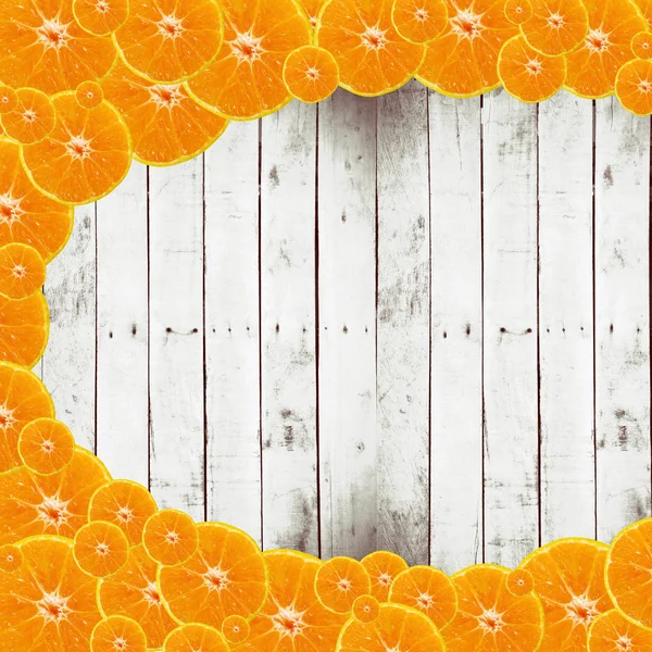 Setengah buah oranye pada latar belakang kayu — Stok Foto