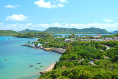 Ufuk Samaesan Tayland at içinde mavi deniz manzarası