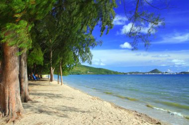 Açık mavi deniz Dongtan Beach Sattahip Chonburi, Thailand.