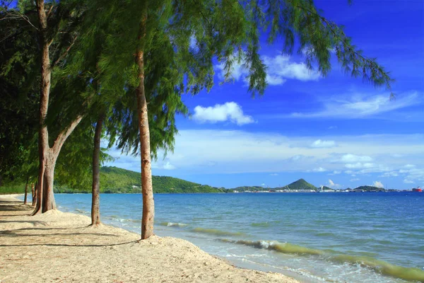 Mar azul claro en la playa de Dongtan Sattahip Chonburi en Tailandia . —  Fotos de Stock