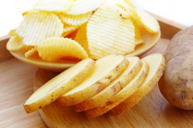 Patates cipsi ahşap plaka üzerinde 
