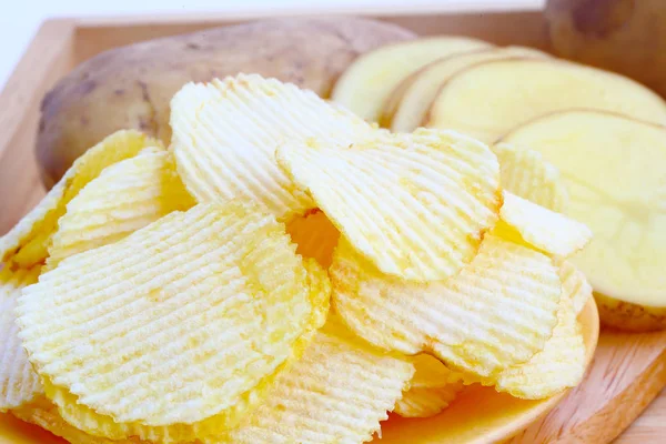 Kartoffelchips auf Holzteller — Stockfoto