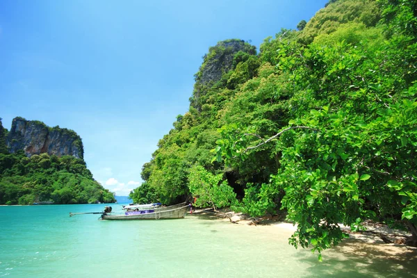 Barcos de cola larga en la isla de Koh Hong, mar de Andamán de Tailandia —  Fotos de Stock