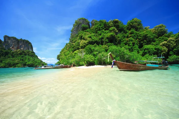 Thailändska träbåtar på Andaman havet i Thailand — Stockfoto