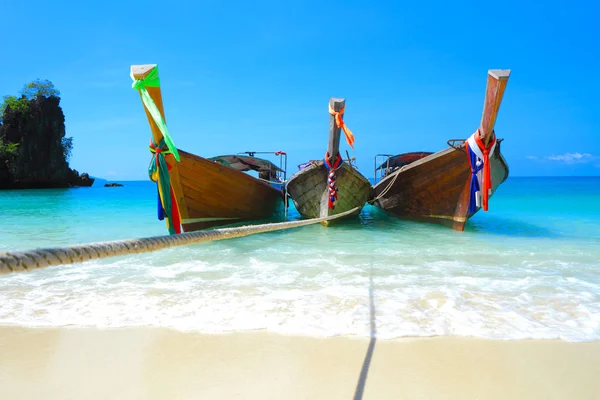 Dřevěné lodě na ostrov koh Hong, Andamanské moře Thajsko — Stock fotografie