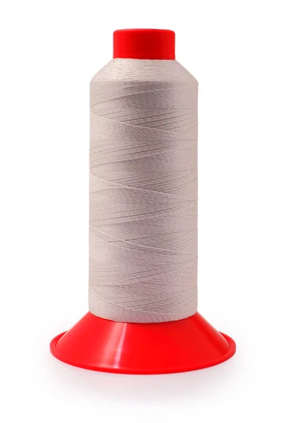 Коричневий швейні нитки ізольовані із відсічним контуром. — стокове фото