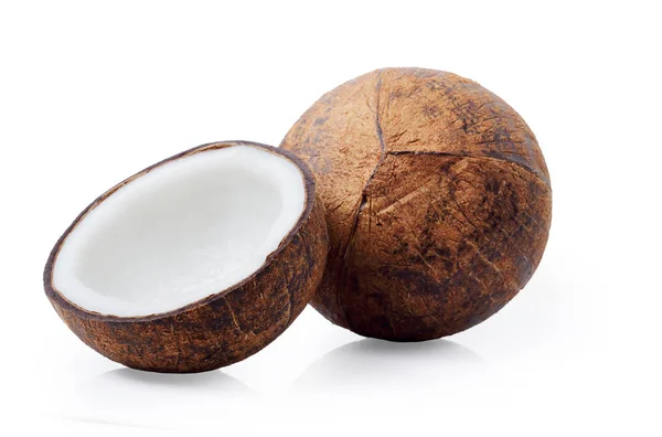 Kokosnoten geïsoleerd op wit met uitknippad. — Stockfoto