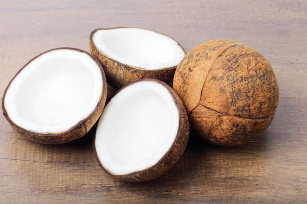 Noix de coco fraîches sur fond bois — Photo