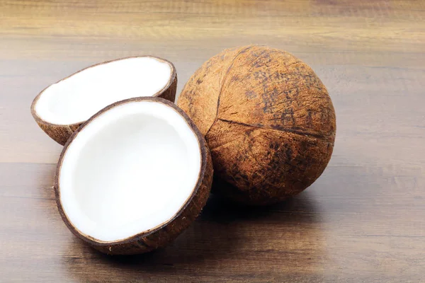 Noix de coco fraîches sur fond bois — Photo