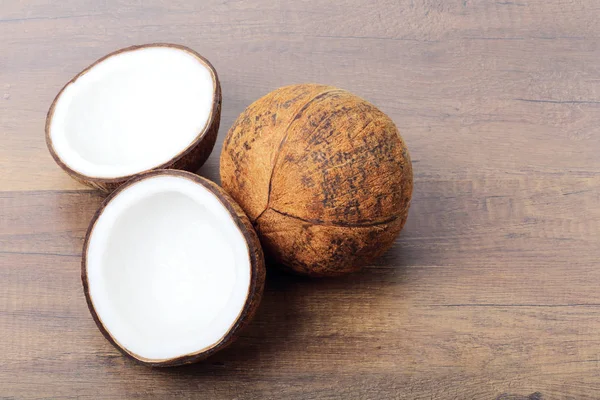 Frische Kokosnüsse auf Holz Hintergrund — Stockfoto