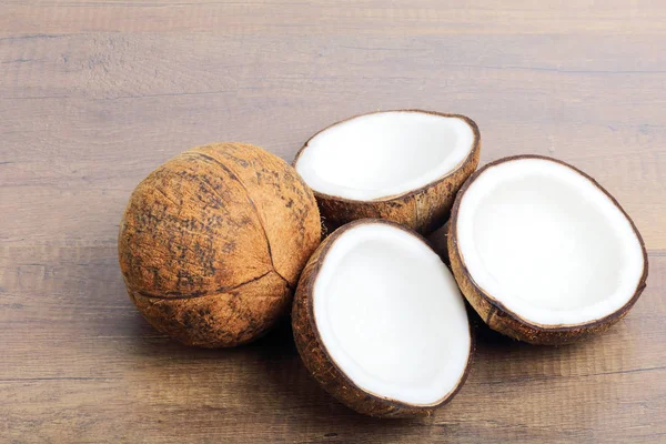 Noix de coco fraîches sur fond bois — Photo