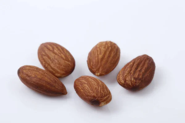 Suchý mandlemi ořechy na bílém — Stock fotografie