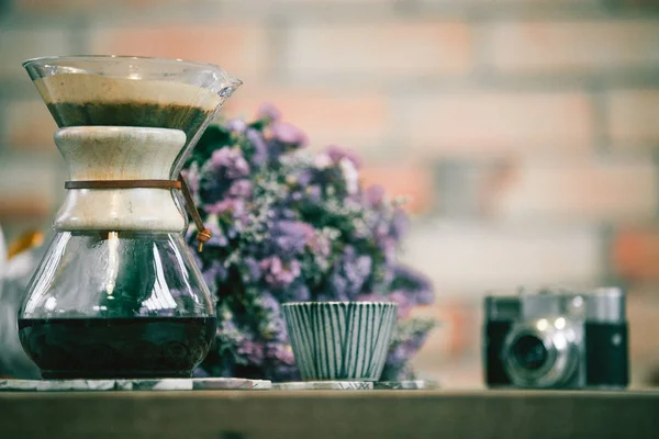 Blick auf gemahlenen Kaffee, der Wasser auf Kaffeesatz mit Filter gießt — Stockfoto