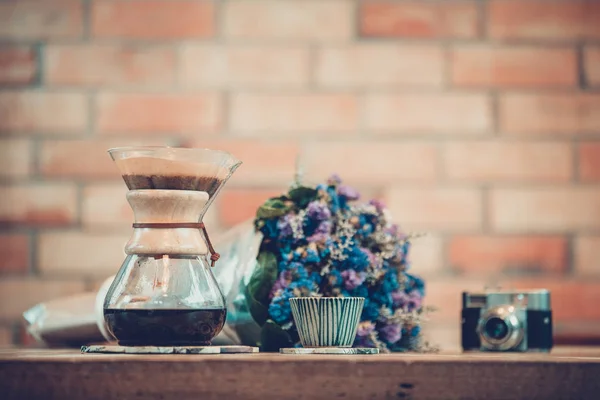 Вид на мелену каву, що ллє воду на кавову землю з фільтром — стокове фото