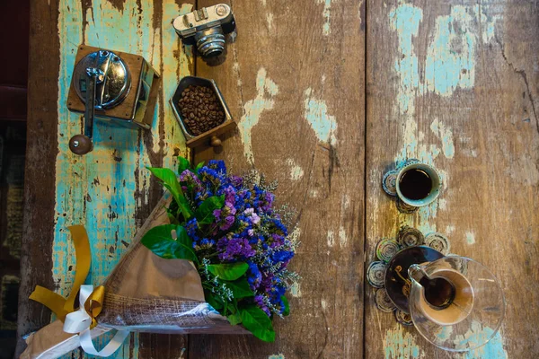 Vy av malet kaffe hälla vatten på kaffe marken med filter — Stockfoto