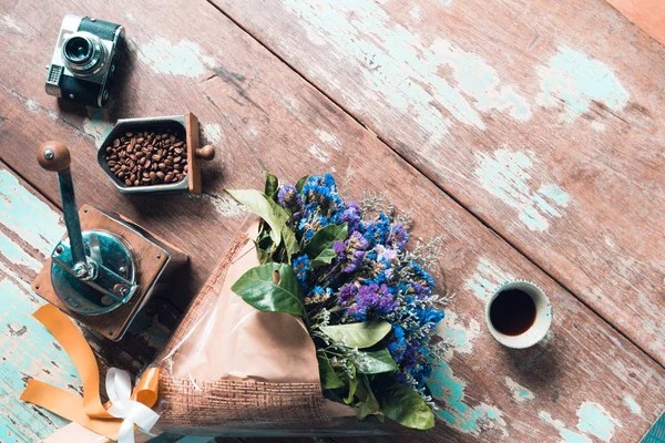 Blick von oben auf gemahlenen Kaffee Gießen Wasser auf Kaffeesatz mit fi — Stockfoto