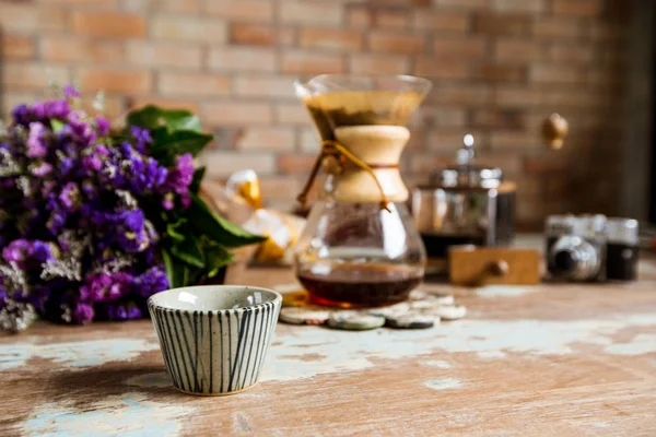 Bovenaanzicht van gemalen koffie gieten van water op grond van de koffie met fi — Stockfoto
