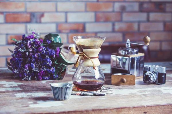 Bovenaanzicht van gemalen koffie gieten van water op grond van de koffie met fi — Stockfoto