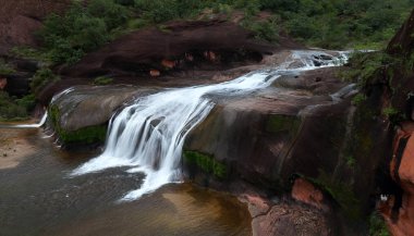 şelale peyzaj tropikal yağmur ormanlarında, su, Tayland bulanıklaştırmak için yavaş çekim hızı