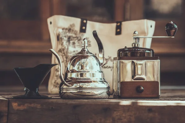 Blick auf Handkaffeemühle, Tropfer, Wasserkocher, Holz Stoffbeutel Hintergrund, Farbe Vintage-Stil — Stockfoto