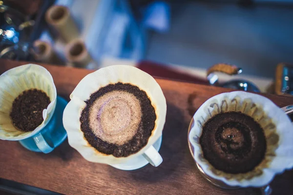 Vista superior del café molido vertiendo agua en el café molido con fi —  Fotos de Stock