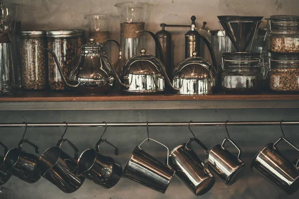 Los accesorios y los artículos para el café sobre el fondo del hormigón —  Fotos de Stock