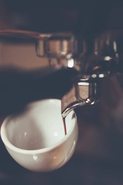 Professionele espressomachine een kopje koffie te brouwen. Koffie gieten ik — Stockfoto