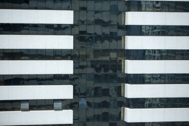 Modern mimari ayna pencere yansıması ile kapatın. Patlama