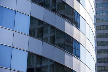 Modern mimari ayna pencere yansıması ile kapatın. Patlama