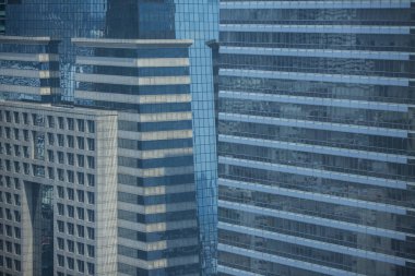 Modern mimari ayna pencere yansıması ile kapatın. Patlama