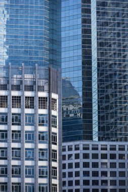 Modern mimari ayna pencere yansıması ile kapatın. Patlama