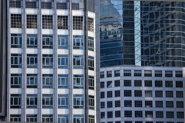 Arquitetura moderna fechar com espelho janela de reflexão. Bang. — Fotografia de Stock