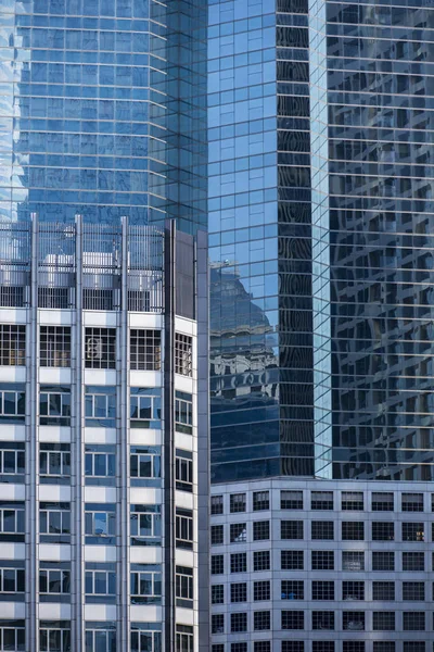 Modern mimari ayna pencere yansıması ile kapatın. Patlama