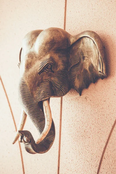 Cabeza de elefante sobre fondo de pared - Estatua para decoración, Latón Imagen de archivo