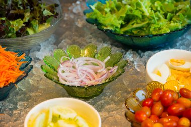 Salata büfesi, salata bar çeşitli taze sebze ve diğer