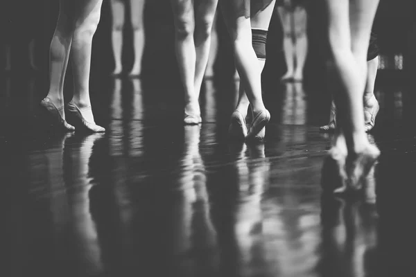 Piernas de bailarinas jóvenes bailarinas en clase danza clásica, balle —  Fotos de Stock