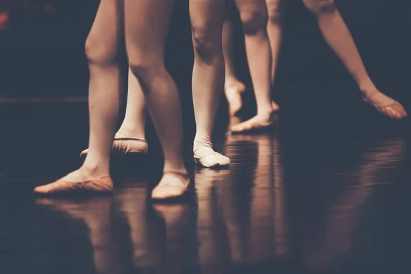 Pernas de bailarinos jovens bailarinas na aula de dança clássica, balle — Fotografia de Stock